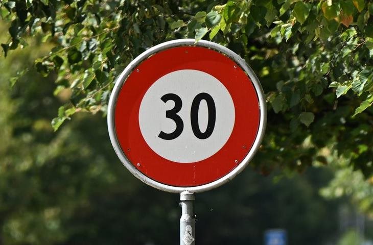 50 km/h sur les routes principales, 30 km/h dans les quartiers