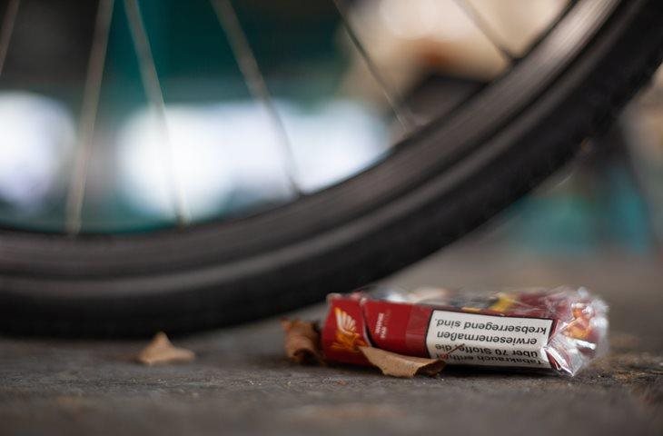 Des tonnes de déchets au bord des routes