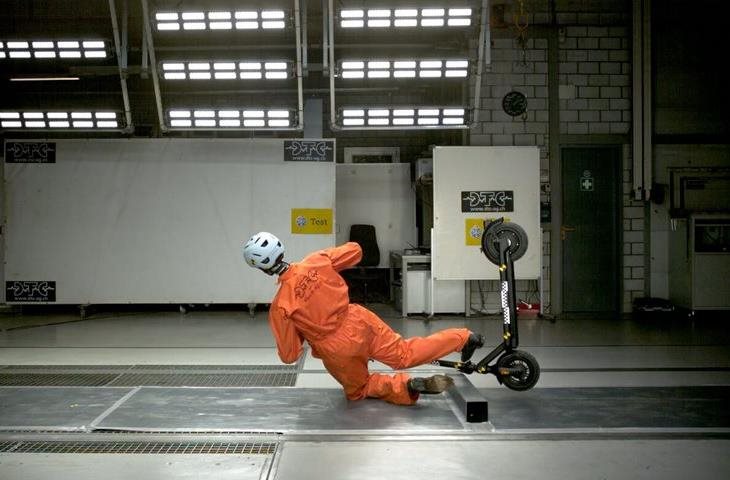 Crash-test de trottinettes électriques