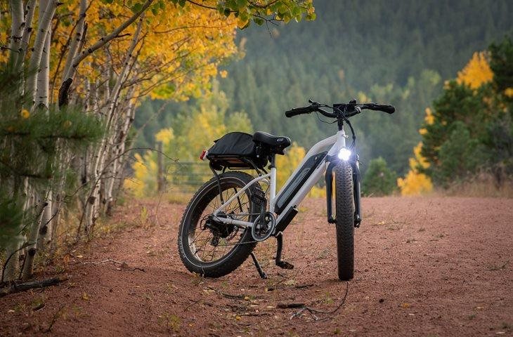 La moitié des trottinettes et un tiers des vélos circulent sans éclairage conforme!